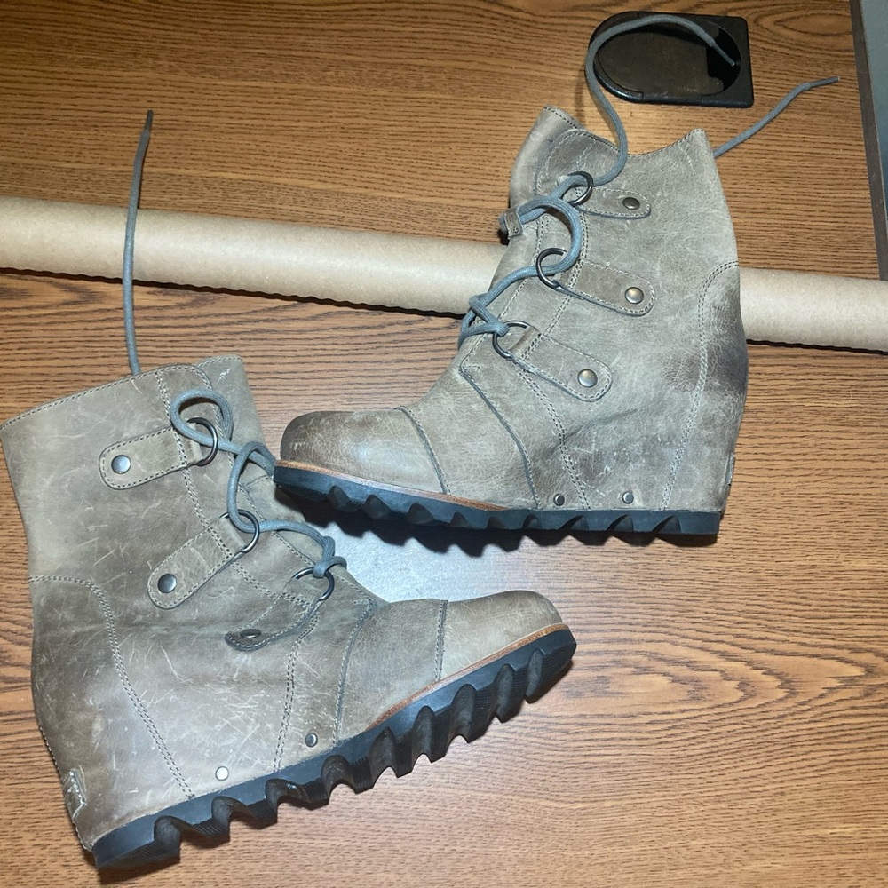 Sorel like new size 7.5(38.5))Joan of arc wedge boots real leather 9/10